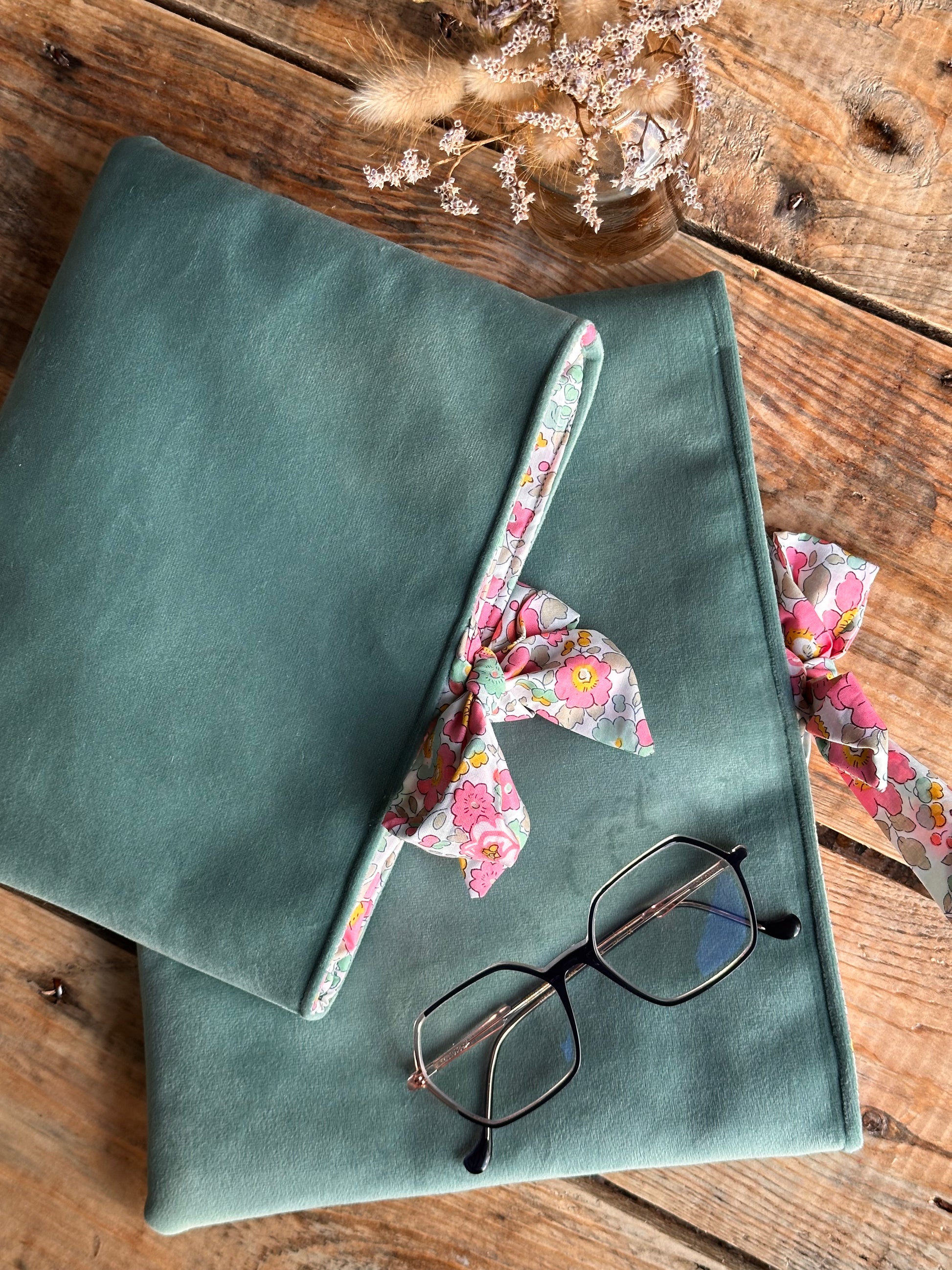 Pochette velours pour livre vert d’eau