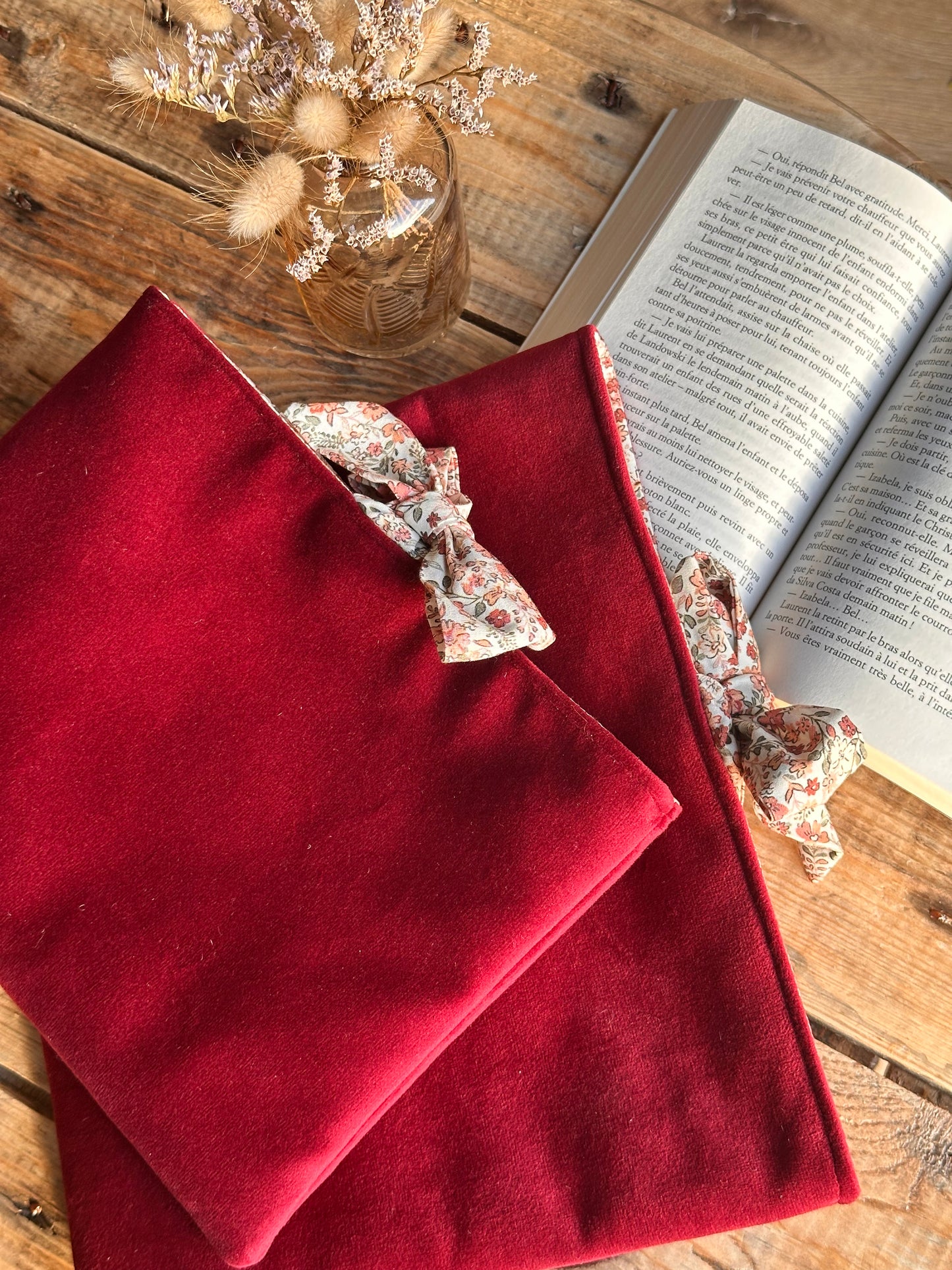 Pochette protection livre velours rouge tissu fleuri