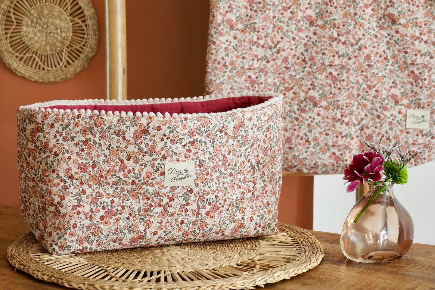 Panier de rangement en tissu framboise fleuri chambre bébé