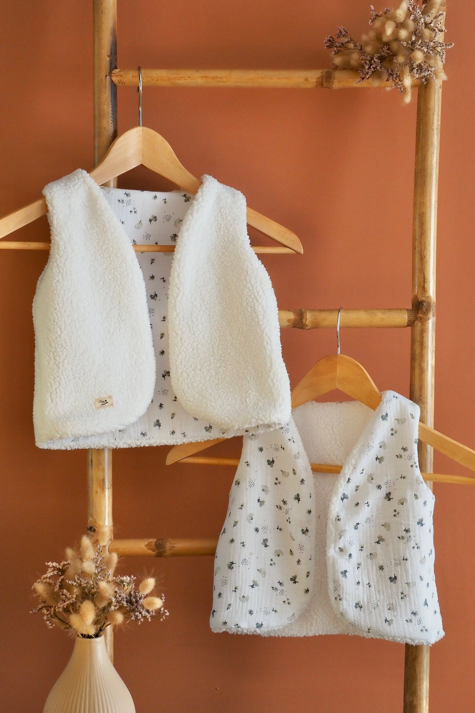 Gilet sans manches réversible en Sherpa banc petites fleurs grises