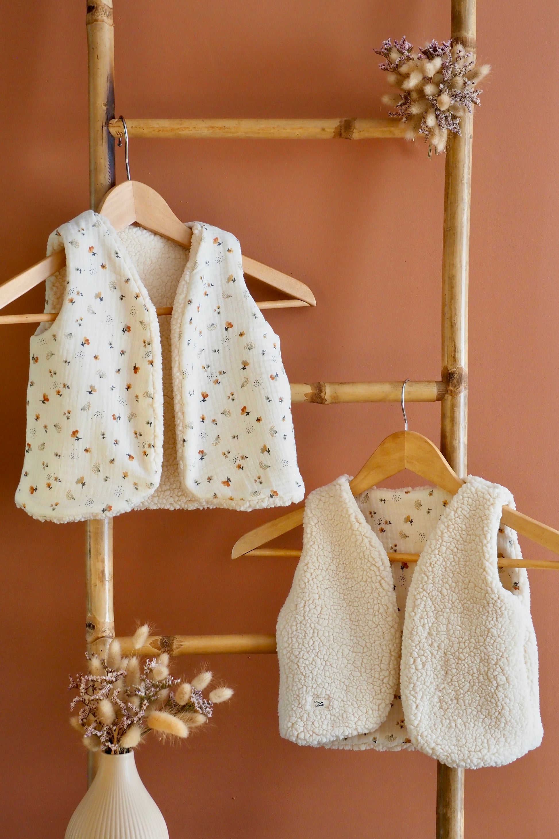 Gilet sans manches en Sherpa réversible écru petites fleurs camel