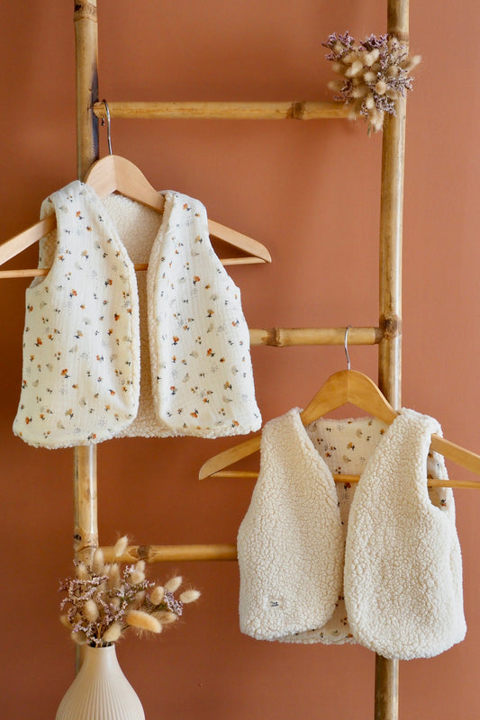 Gilet sans manches en Sherpa réversible écru petites fleurs camel