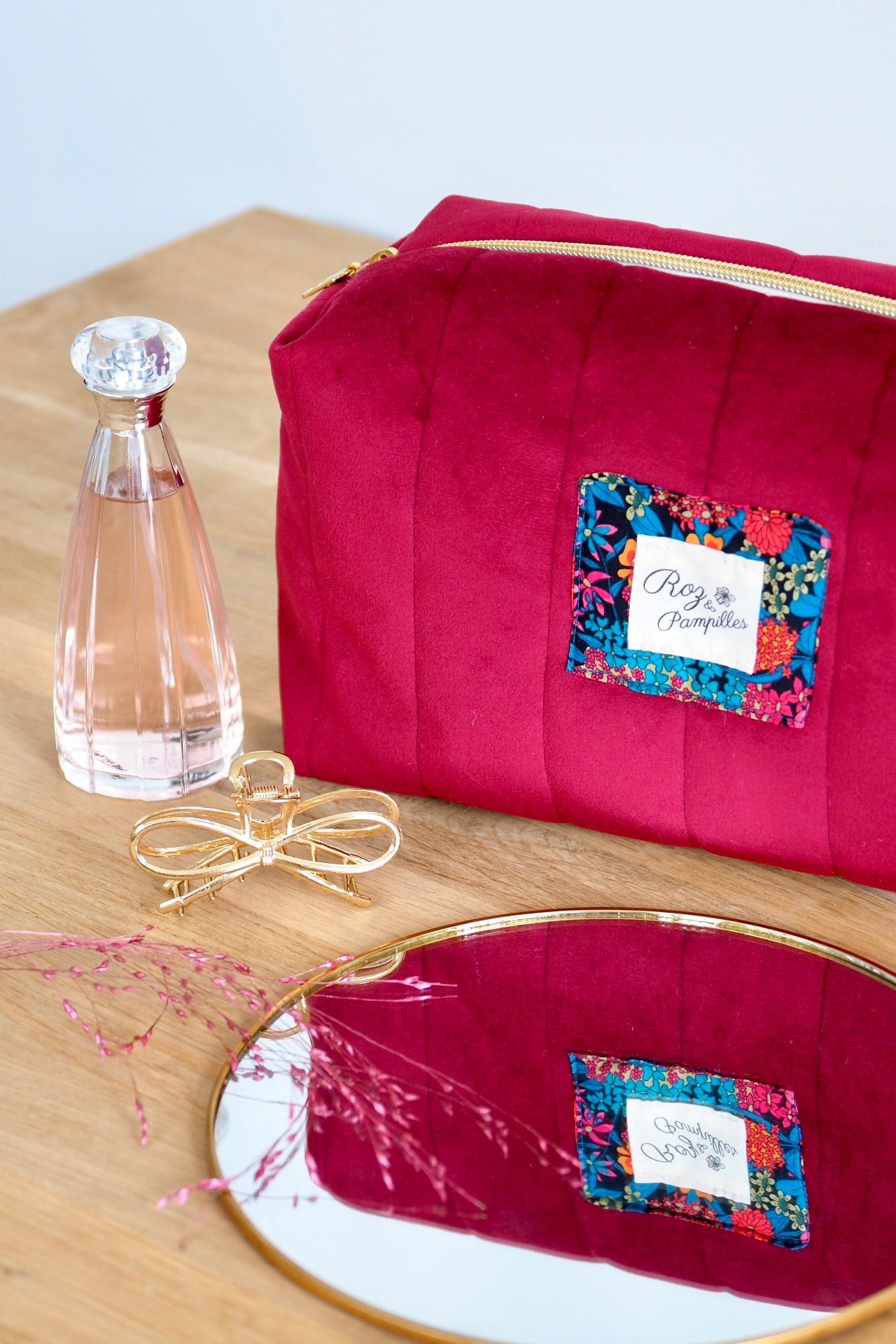 Trousse de toilette matelassée grand format en velours rouge