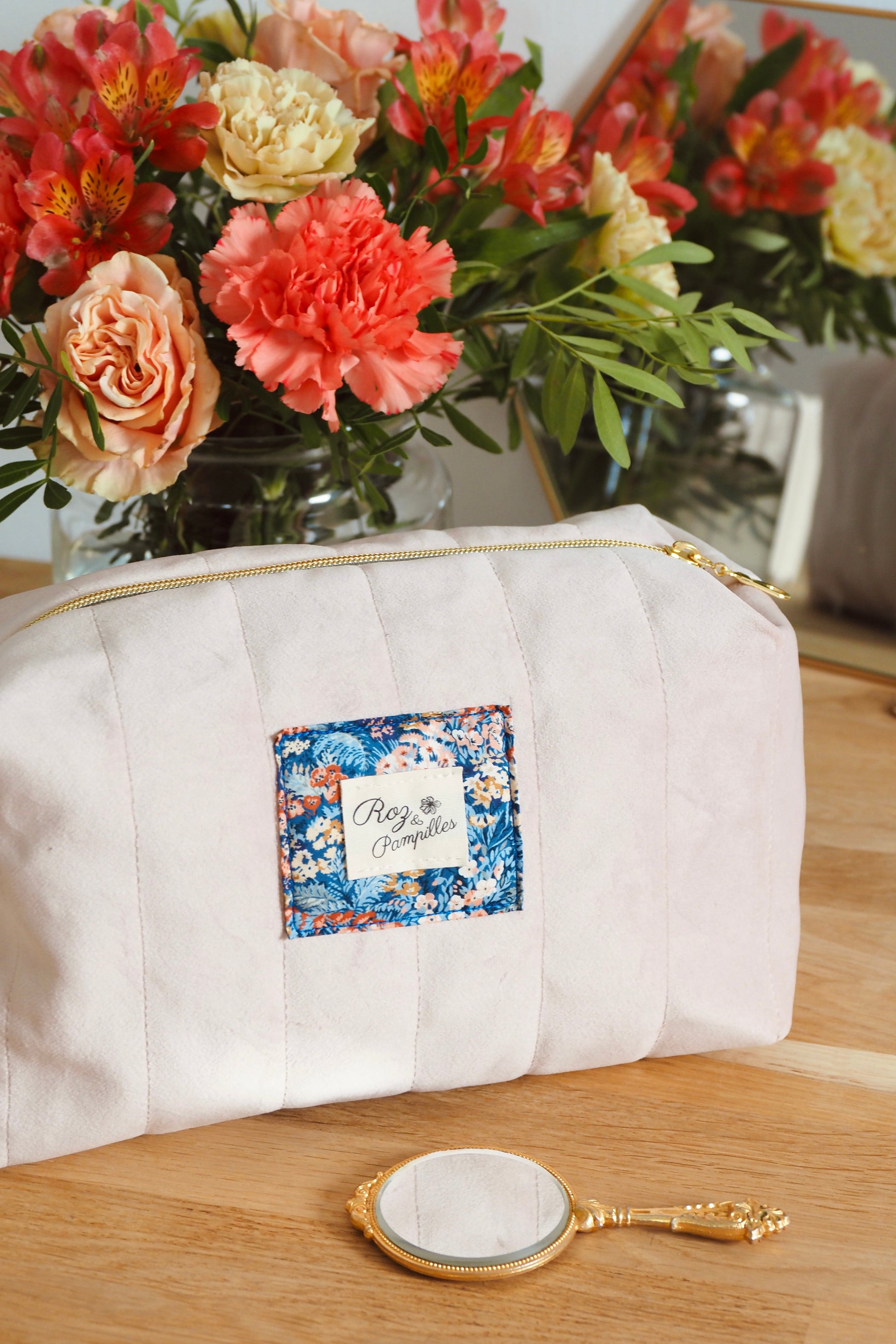 Trousse de toilette matelassée en velours rose poudré